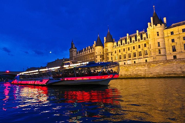 Flyer der Silvesterveranstaltung: Silvester-Bootsfahrt mit Abendessen und Party in Paris 2023/2024
