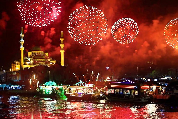 Dinner, Party und Feuerwerk auf dem Bosporus in Istanbul an Silvester 2023/2024