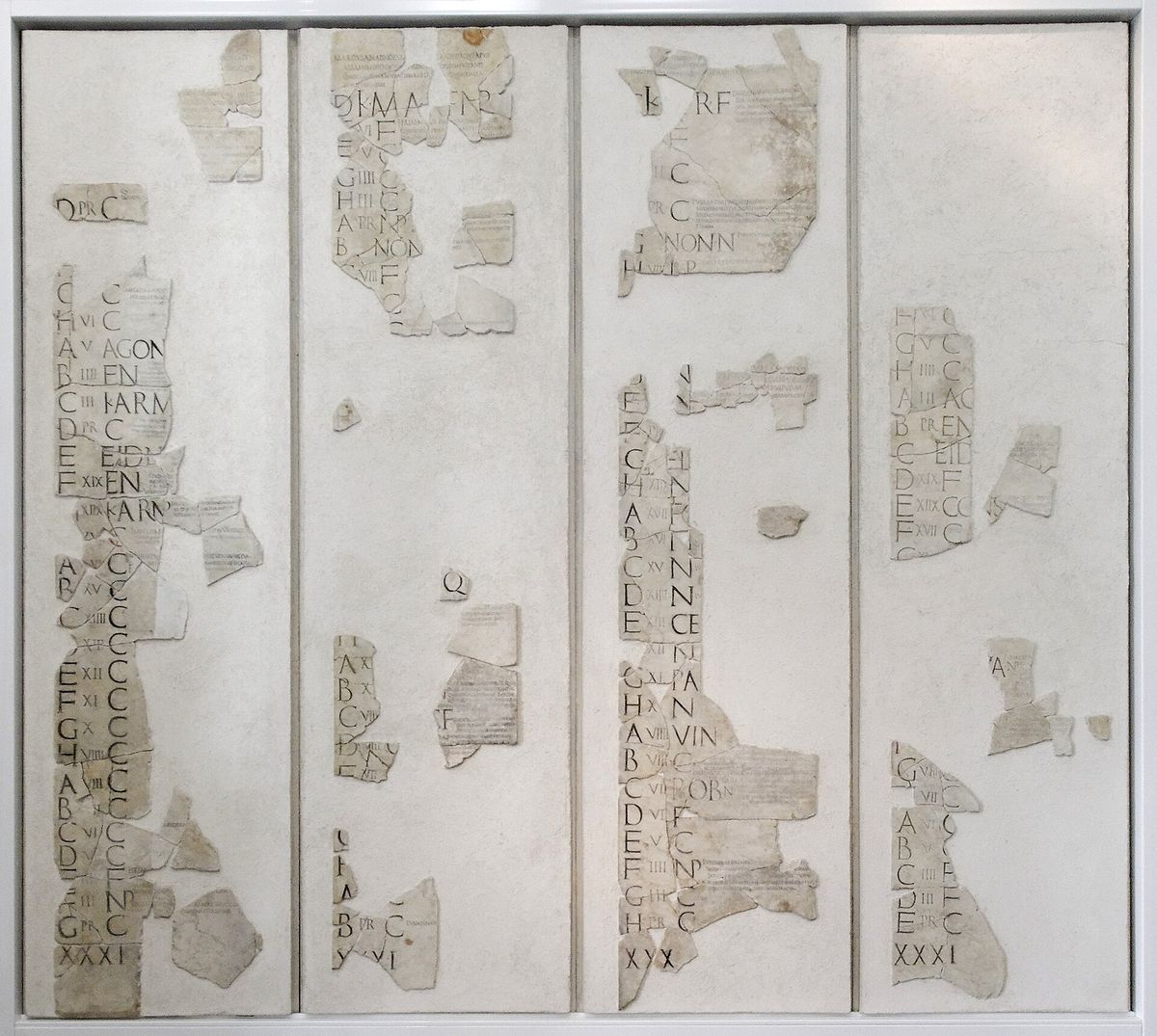 Die Fasti Praenestini, ein römischer Steinkalender, heute im Palazzo Massimo in Rom