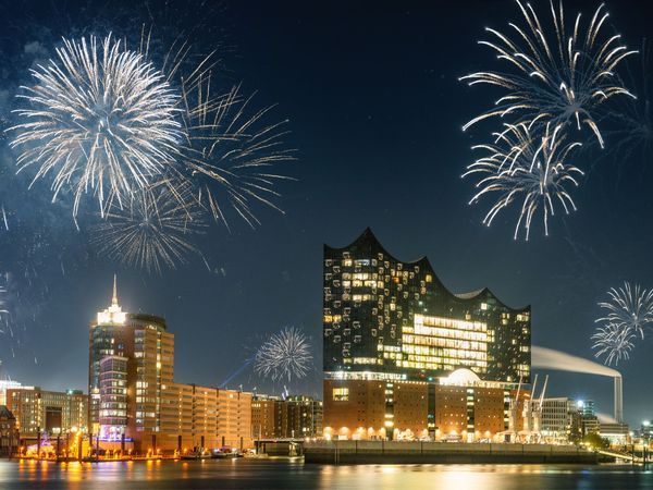 Silvesterarrangement 2026/27 im Crowne Plaza Hamburg mit Elbkreuzfahrt