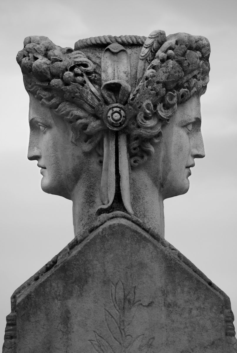 Eine steinerne Büste mit zwei Gesichtern, so wie der römische Gott Janus dargestellt wird