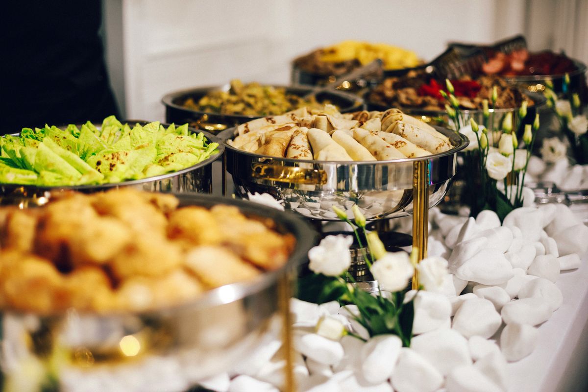 Silvester 2025 in der Hohenhaus Tenne: Genussvolles Buffet & Party mit der Buffetcard