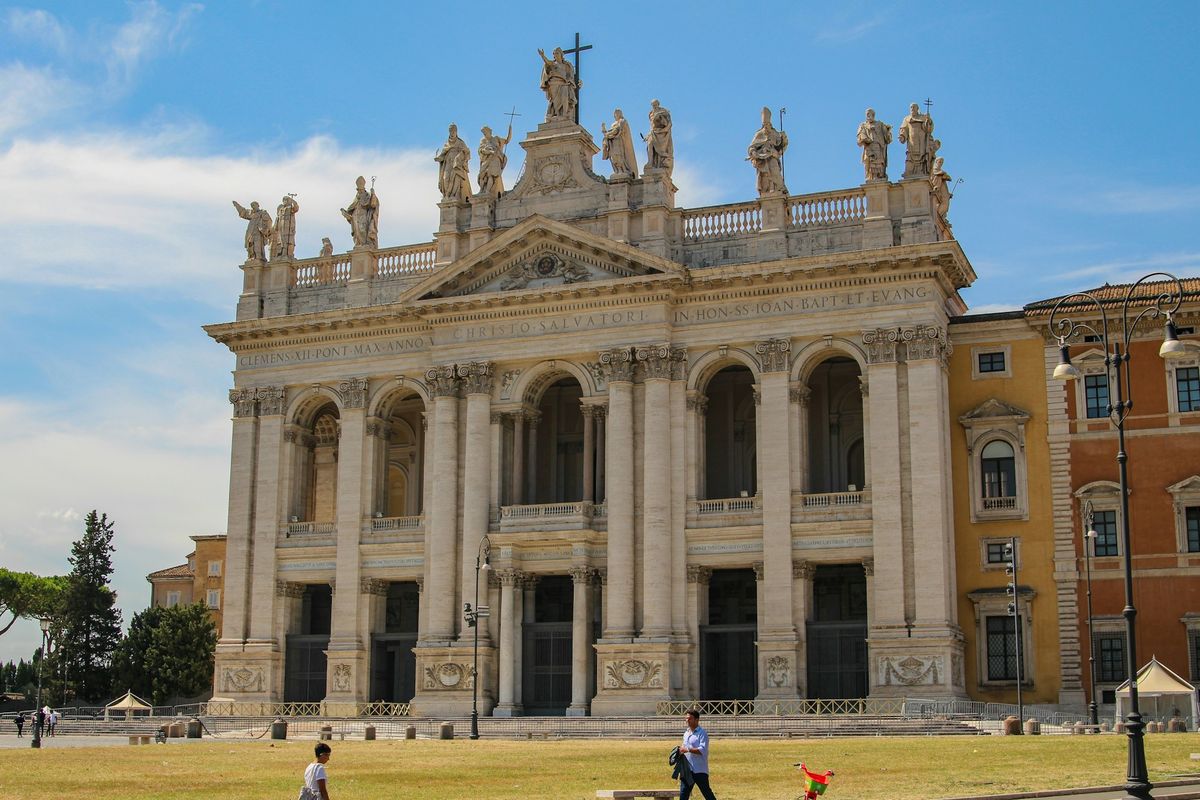 Die Lateranbasilika in Rom mit ihrem Vorplatz