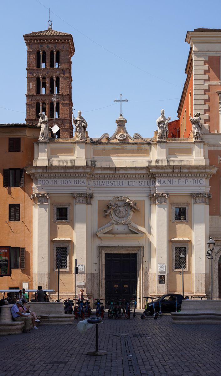 Die Fassade der Kirche San Silvestro in Capite in Rom, in die Silvesters Gebeine um 760 gebracht wurden