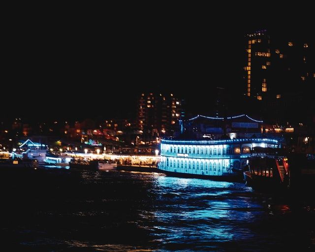 Silvester Barkassenfahrt  in Hamburg mit der Luxus-Barkasse "HUGO ABICHT"