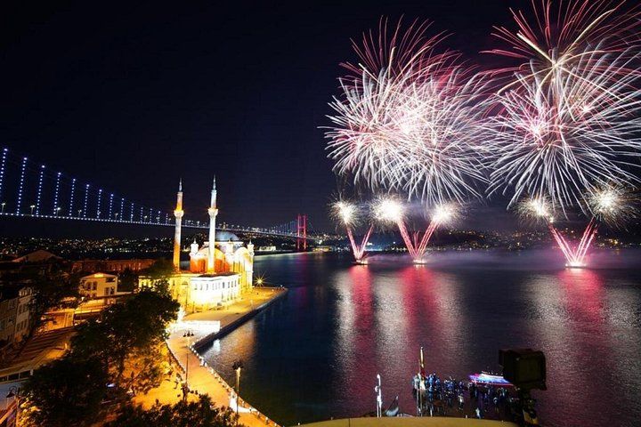 Bosporus-Silvester-Dinner-Kreuzfahrt 2026/27 in Istanbul
