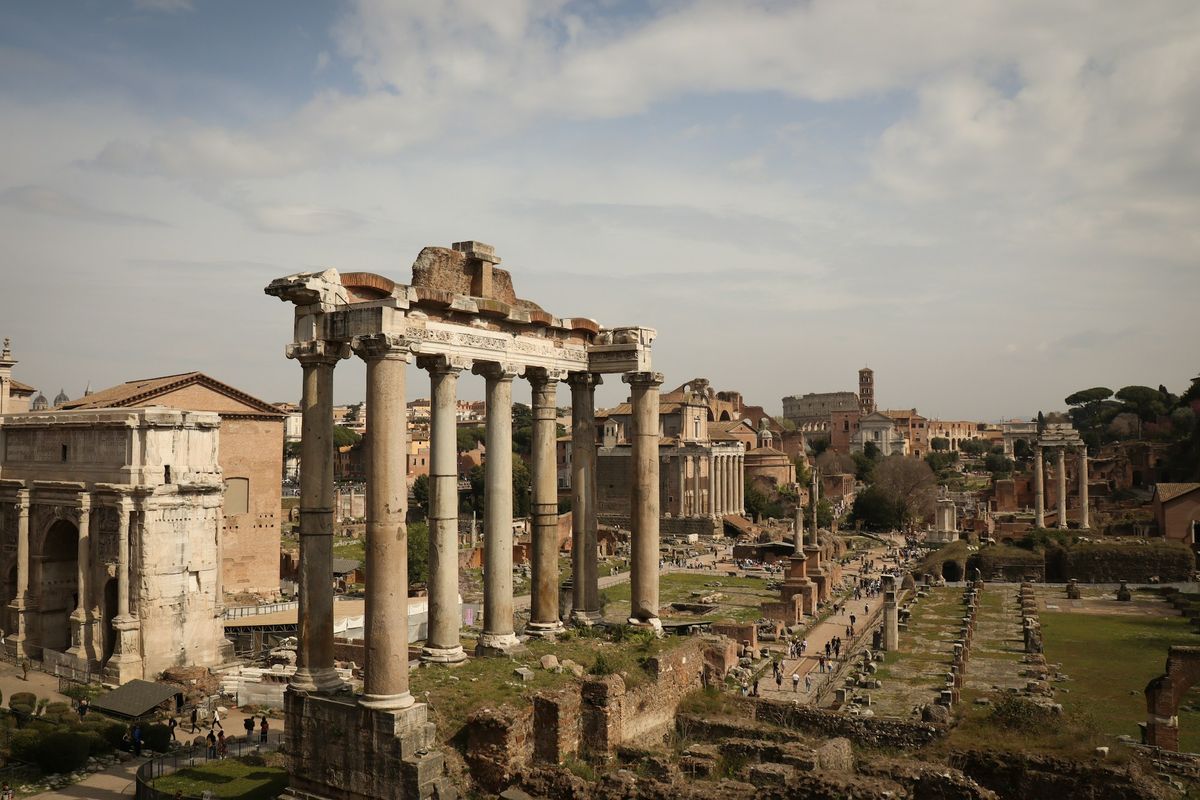 Das Forum Romanum in Rom mit den Säulen des Saturntempels