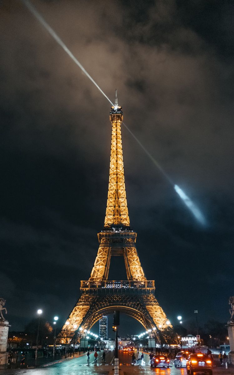 Feierliches Silvestermenü mit Blick auf Seine und Eifelturm