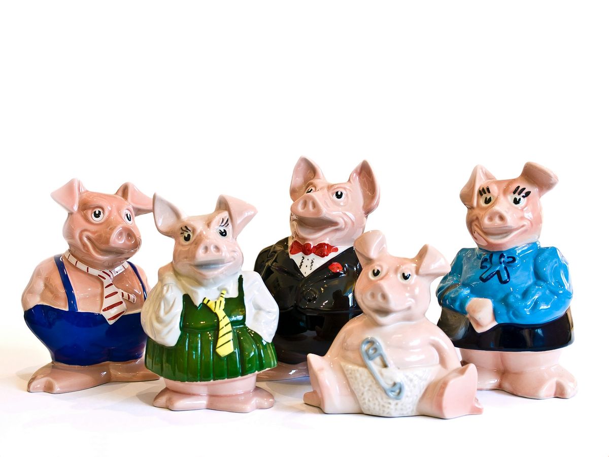 Eine Familie aus Sparschweinen aus Keramik
