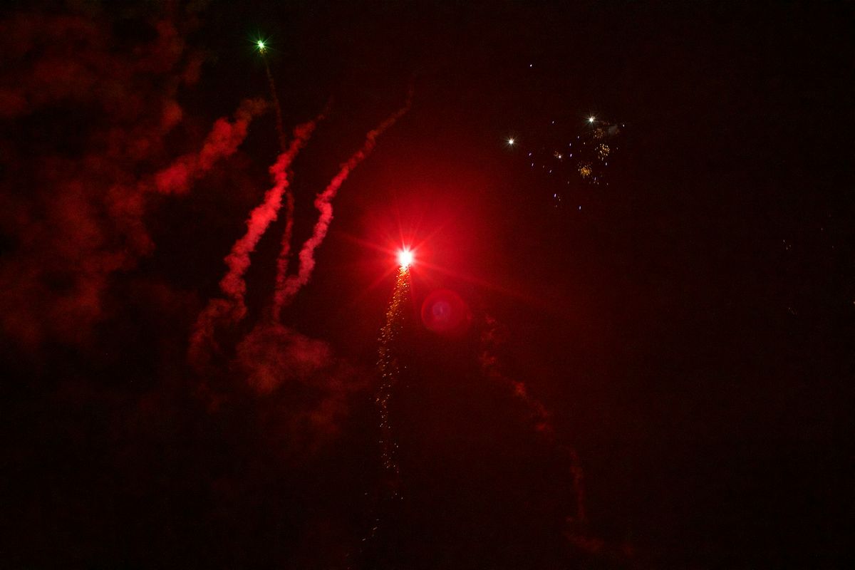 Rotes Silvesterfeuerwerk über Mainz