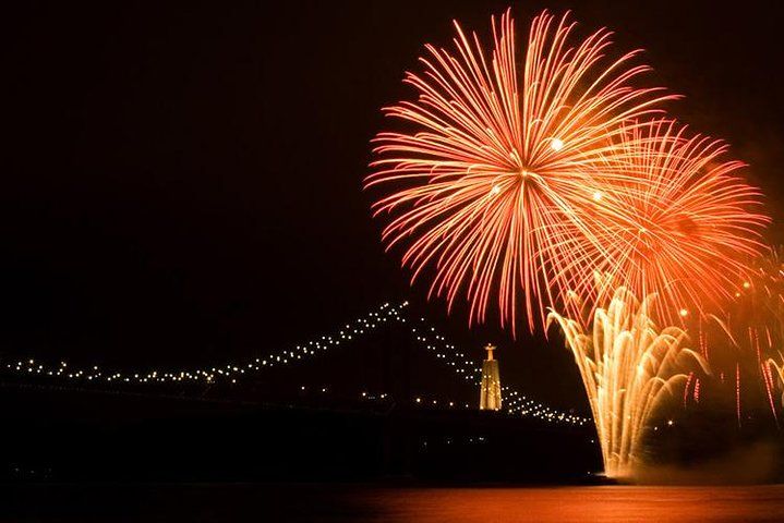 2-stündige Silvester-Tajo-Kreuzfahrt in Lissabon mit OpenBar und Feuerwerk
