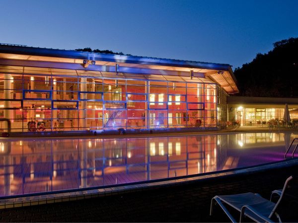 Flyer der Silvesterveranstaltung: Silvester in der Toskana Therme – Wellnessnacht mit Show, Musik und Badefreuden