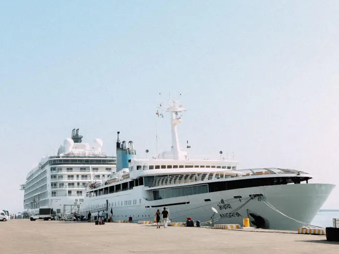 Kreuzfahrtschiff im indischen Ozean an der Mole