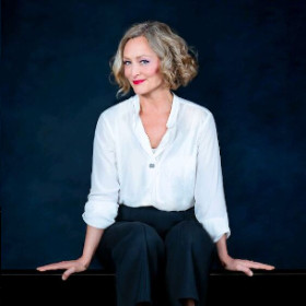 Flyer der Silvesterveranstaltung: Anne Folger – Spielversprechend | Silvesterkabarett 2025 im Vorderhaus Freiburg