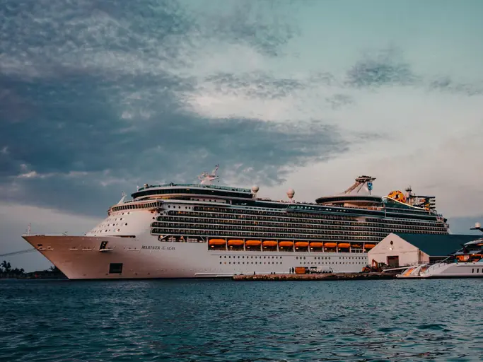 Ein Kreuzfahrtschiff an der Anlagestelle im Orient