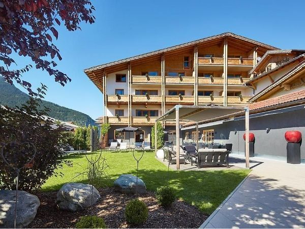 Flyer der Silvesterveranstaltung: Silvester in der Zugspitz Arena 2025/2026 – 5 Tage Winterzauber im Boutiquehotel Grüner Baum in Tirol