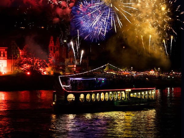 Flyer der Silvesterveranstaltung: Über Silvester 2024/25 für 3 Tage nach Bonn mit Silvester-Schifffahrt auf dem Rhein