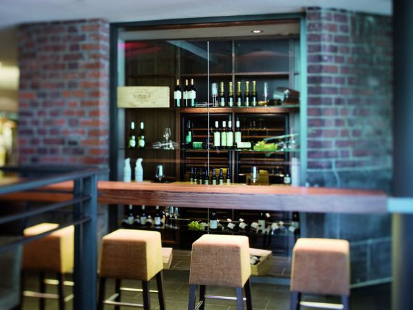 Silvester im Mövenpick Hotel Hamburg – 2 oder 3 Tage mit Gourmet-Buffet, Aperitif & Party in der CAVE Bar