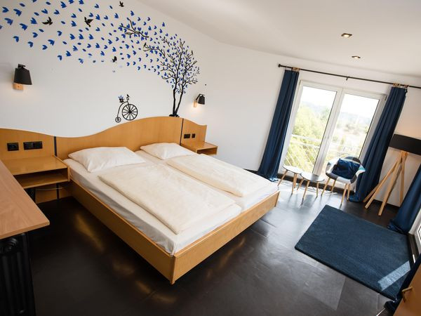 Flyer der Silvesterveranstaltung: Berghotel Kristall – Jahreswechsel mit Glitzer & Genuss im Hunsrück