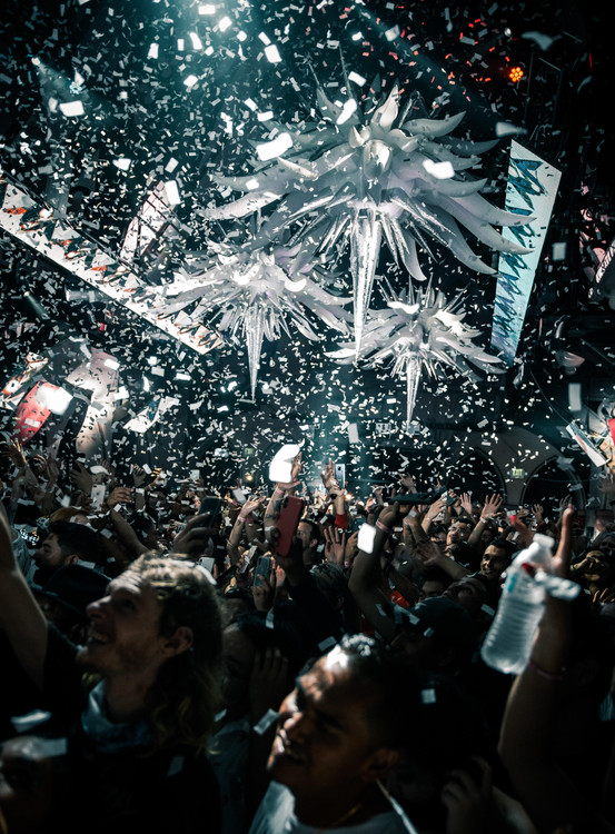 Flyer der Silvesterveranstaltung: Silvester-Party 2025 – Eine Reise durch die Jahrzehnte!