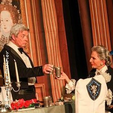 Flyer der Silvesterveranstaltung: Dinner for One... das grausame Geheimnis – Eine musikalische Krimi-Show zum 90. Geburtstag von Miss Sophie!