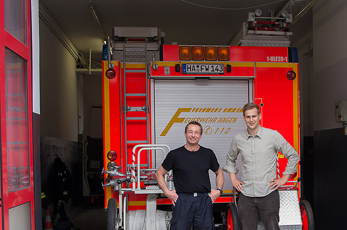 Im Gespräch mit Sebastian Scholtysek von silvester.in gewährt Alexander Zimmer eine Innensicht in den alljährlichen Silvesterdienst und schildert, wie sich die Arbeit der Feuerwehr in den letzten Jahren an Silvester verändert hat. Zum sicheren Abbrennen von Feuerwerk hält er einige Tipps parat und erklärt, was wie man sich im Notfall verhalten sollte.