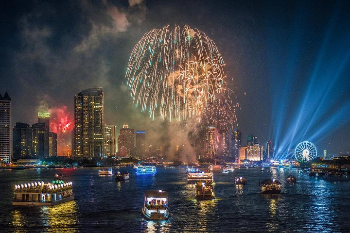 Neujahrsparty auf dem Schiff in Bankok: Chao Phraya Princess Dinner Cruise