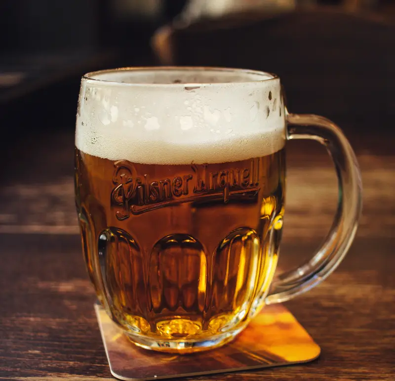 Deftiges Essen & Pilsner Bier