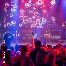 Flyer der Silvesterveranstaltung: Hellweg Radio Weihnachtsparty 2025 in Soest – Deluxe the Radioband & DJ Bolle live