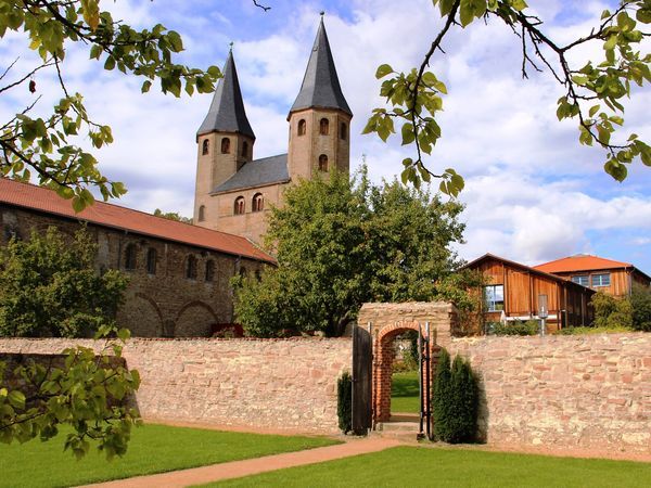 Flyer der Silvesterveranstaltung: Silvester im Kloster Drübeck 2025 – Ruhe, Einkehr & Galabuffet im Harz erleben