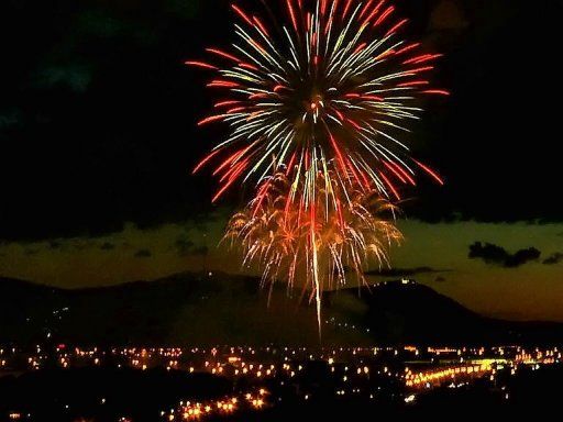 Flyer der Silvesterveranstaltung: Entspannte Tage und glamouröse Silvesternacht 2024 in Bamberg – Relaxen im Rosenhof und Feiern im Leimershof