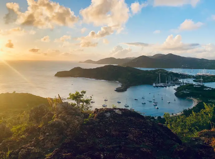Blick in eine karibische Bucht mit vielen Booten und Kreuzfahrtschiffen