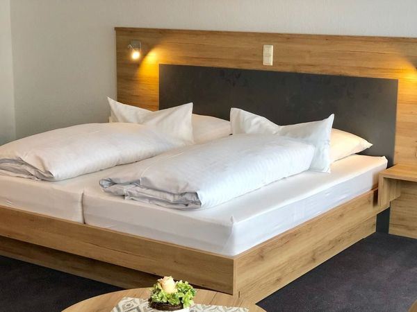 Silvester im Schwarzwald 2025/2026: Festlicher Jahreswechsel im Hotel Hirt mit 5-Gänge-Menü & Livemusik