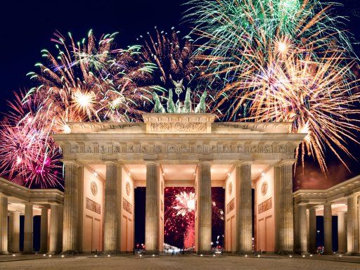 Silvester 2024 in Berlin: Exklusive Show & Galabuffet im 4-Sterne-Hotel