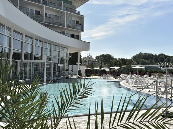 Flyer der Silvesterveranstaltung: Silvesterspecial – Glanzvolles Jahresende im REDUCE Hotel Vital
