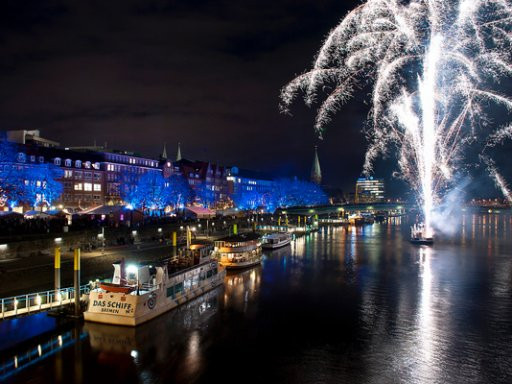 Flyer der Silvesterveranstaltung: Silvester 2024 nach Bremen ins INNSiDE by Meliá Bremen mit Silvesterparty auf dem Schiff