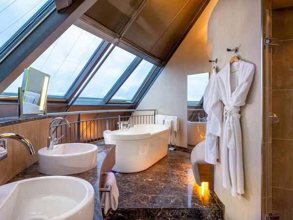 Silvester im Mövenpick Hotel Hamburg – 2 oder 3 Tage mit Gourmet-Buffet, Aperitif & Party in der CAVE Bar