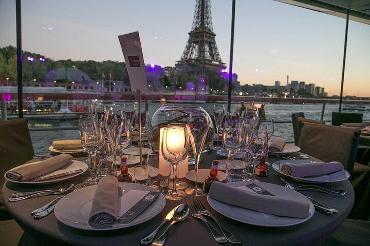 Flyer der Silvesterveranstaltung: Dinner Cruise Night auf der Seine/Paris an Silvester 2023/2024