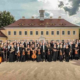 Flyer der Silvesterveranstaltung: Geschichten aus dem Wiener Wald – Neujahrskonzert mit der Elbland Philharmonie in Großenhain