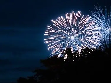 Explodierendes Silvesterfeuerwerk in Dubai, weisses Feuerwerk vor dunklem Nachthimmel