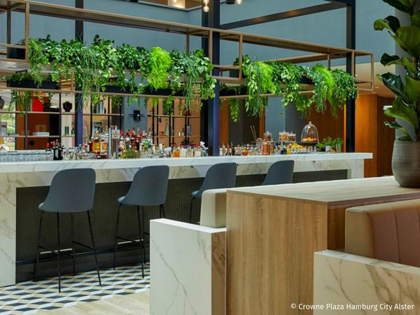 Hamburgs Große Silvesterfeier 2023 auf der MS RIVER STAR und 3 Übernachtungen im Crowne Plaza Hamburg