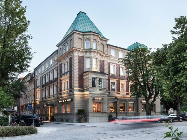 Flyer der Silvesterveranstaltung: Feiern Sie 8 Tage in Traunstein! DEVA Parkhotel Traunstein