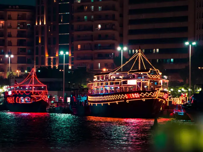 Ein Flusskreuzfahrtschiff am Silvesterabend mit toller Beleuchtung