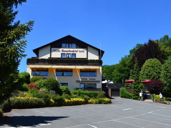 Flyer der Silvesterveranstaltung: Silvester ohne Trubel im Hotel Gassbachtal – Natur, Genuss und Comedy im Odenwald