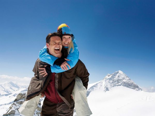 Flyer der Silvesterveranstaltung: Neujahrsreise 2026 ins Zillertal – Winterurlaub in Mayrhofen mit Wellness & Genuss