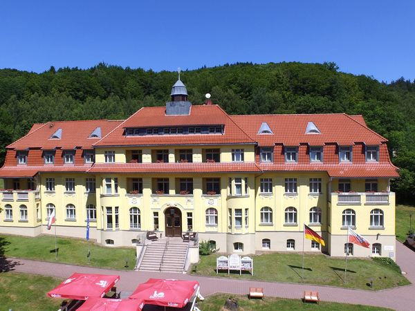 Flyer der Silvesterveranstaltung: Silvester-Sause im Südharz – 5 Tage Genuss, Party & Entspannung in der Villa Südharz