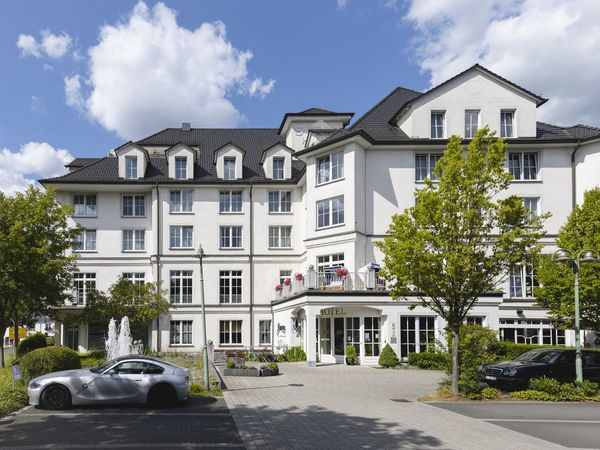 Flyer der Silvesterveranstaltung: Silvester im Sauerland 2025/2026: Genussvoller Jahreswechsel im Sunderland Hotel Sundern