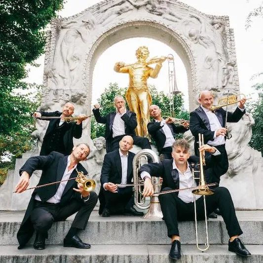 Flyer der Silvesterveranstaltung: Neujahrskonzert 2026 mit Mnozil Brass – 30 Jahre Blasmusik & Bühnenspaß