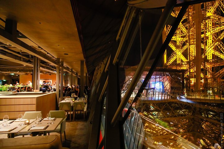 Flyer der Silvesterveranstaltung: Pariser Eiffelturm Silvester 6-Gänge-Gourmet-Abendessen in der Madame Brasserie Madame Brasserie - Tour Eiffel 2023/2024