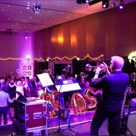 Silvesterveranstaltung: Silvester im 90er-Style: Die große Party 2024 im Kurhaus Bad Bevensen